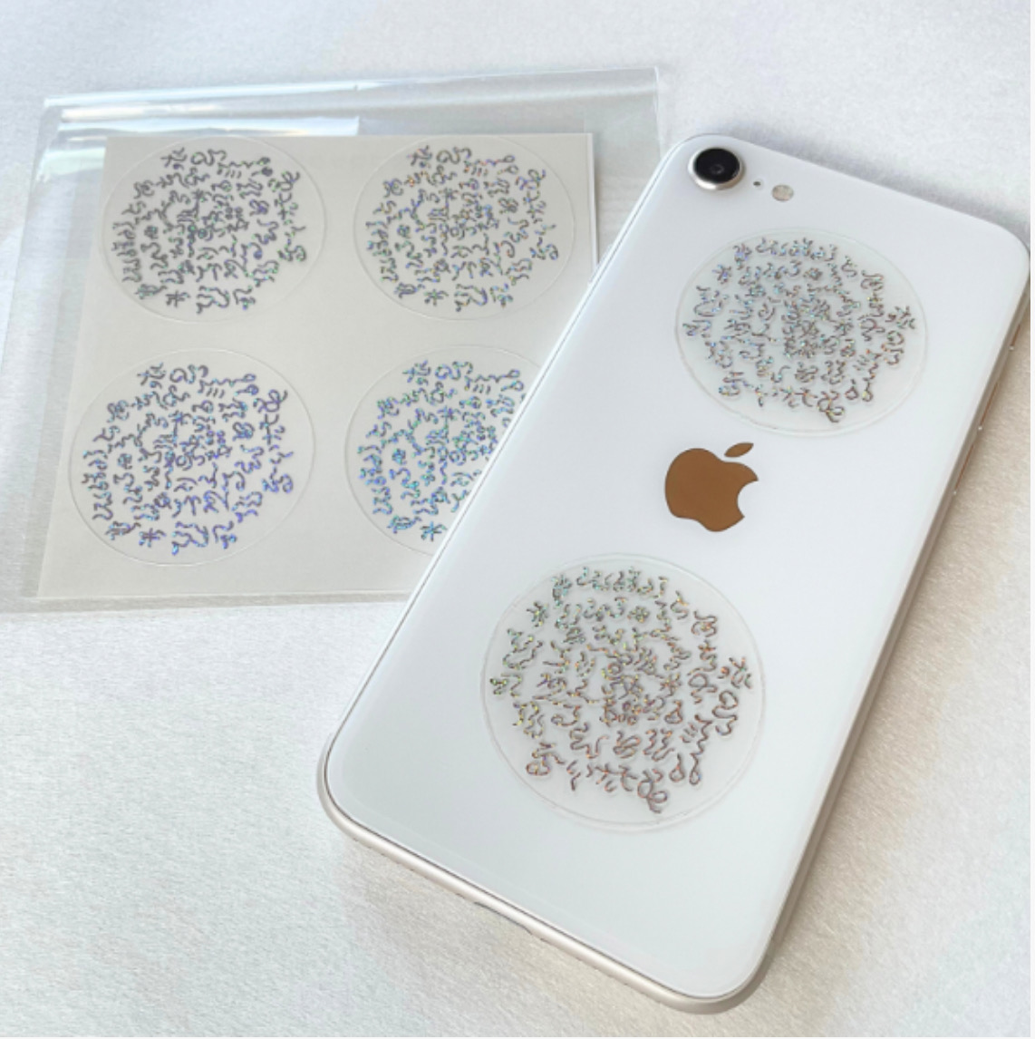 通常サイズの実物とスマートフォンへの貼付例(販売は1枚単位)